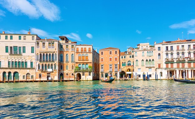 晴れた夏の日にヴェネツィアの大運河のパノラマビュー、イタリア-イタリアの街並み