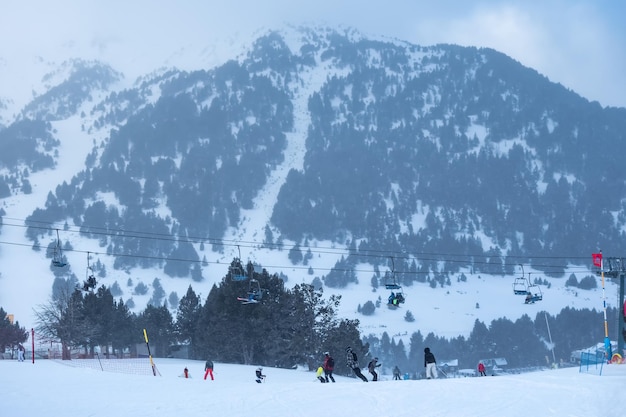 ゲレンデにスキー場があるピレネー山脈の偉大な山々のパノラマビュー Grandvalira Andorra