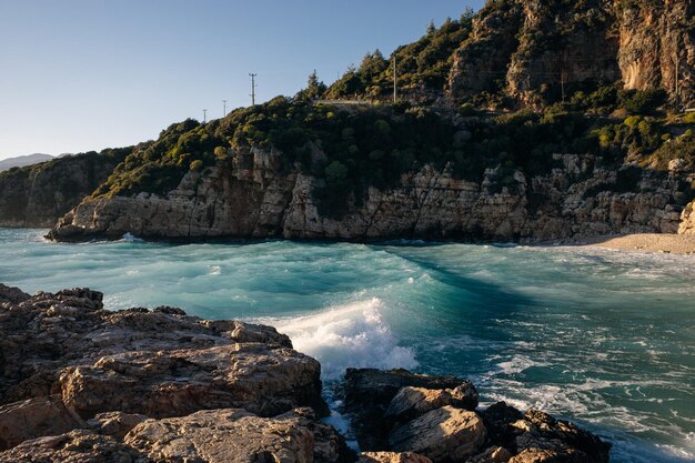 Foto vista panoramica della great pebble beach nella costa di kas lykian in turchia