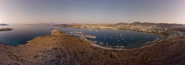 터키 리비에라(Turkish Riviera)의 보드룸(Bodrum)에 있는 검벳 베이(Gumbet Bay)의 탁 트인 전망.