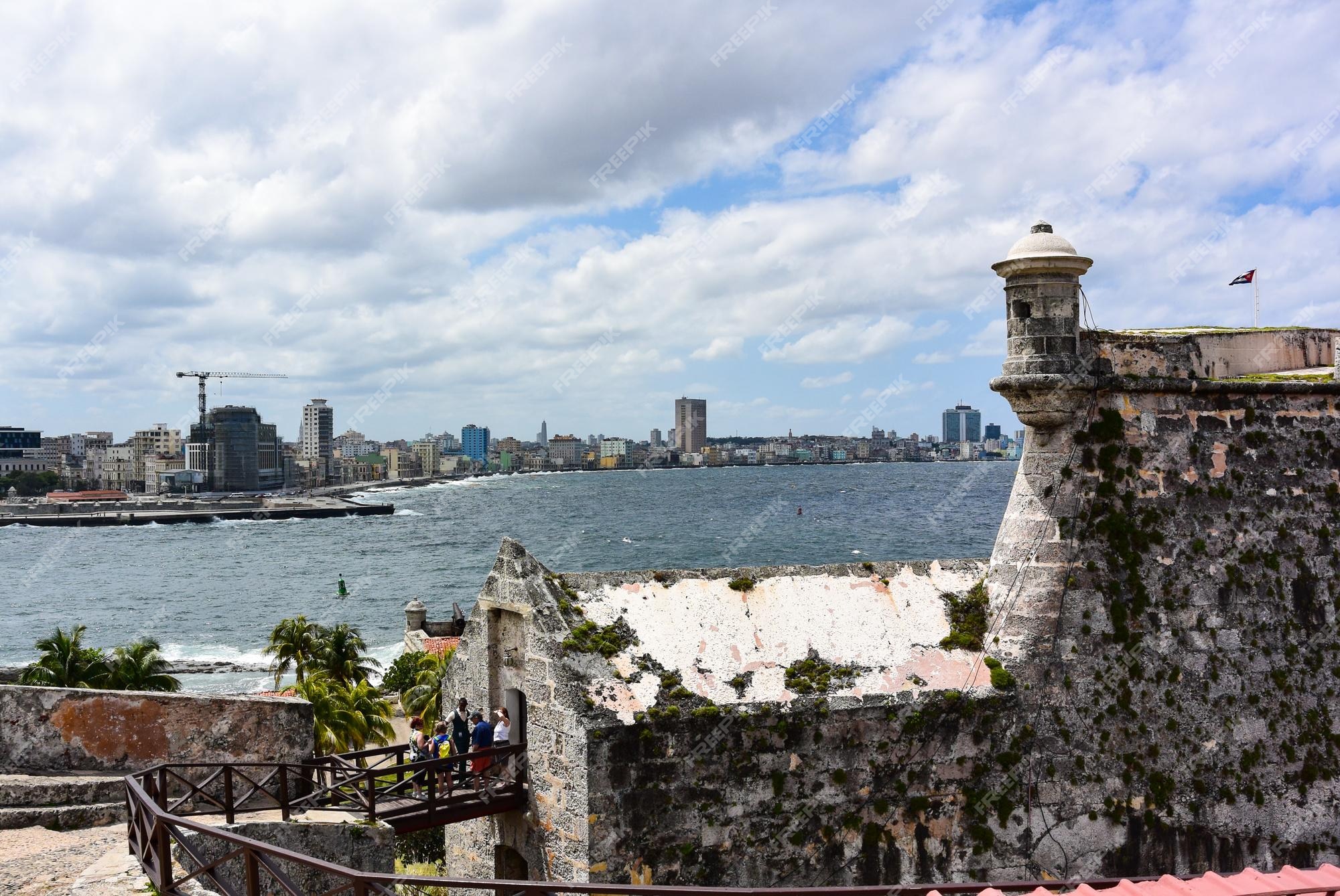 Premium Photo  Panoramic view of havana and its harbour from the fortress  of san carlos de la cabana havana cuba