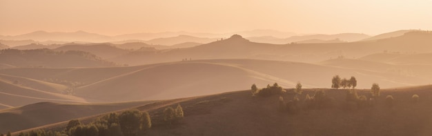 Vista panoramica sulle colline e sui pendii montuosi alla luce del tramonto