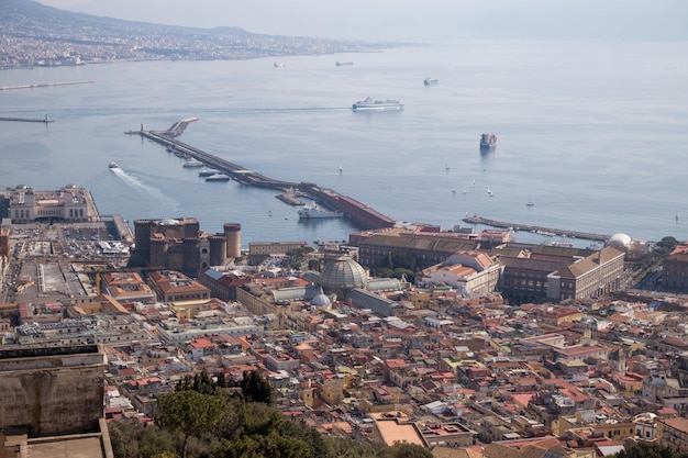 유서 깊은 나폴리(Naples)와 나폴리 만(Gulf of Naples)의 탁 트인 전망. 베수비오 산과 이탈리아의 랜드마크