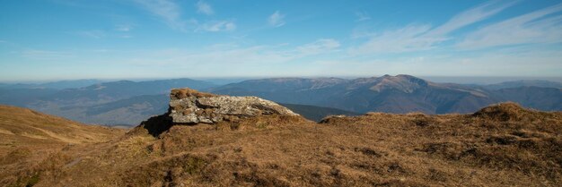 가을철 아름답고 화창한 날 신선한 녹색 초원이 있는 카르파티아 산맥(Carpathians Mountains)의 목가적인 산 풍경의 탁 트인 전망