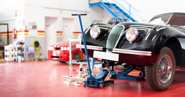 Vista panoramica dell'interno di un garage auto d'epoca in riparazione