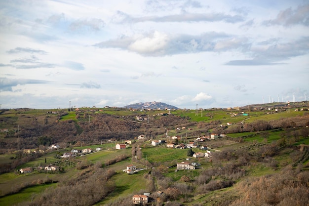Панорамный вид на долины Ирпинии с ветряными турбинами вдалеке.