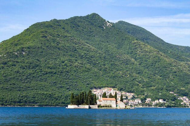 Панорамный вид на остров и море в солнечный день. Пераст. Черногория.