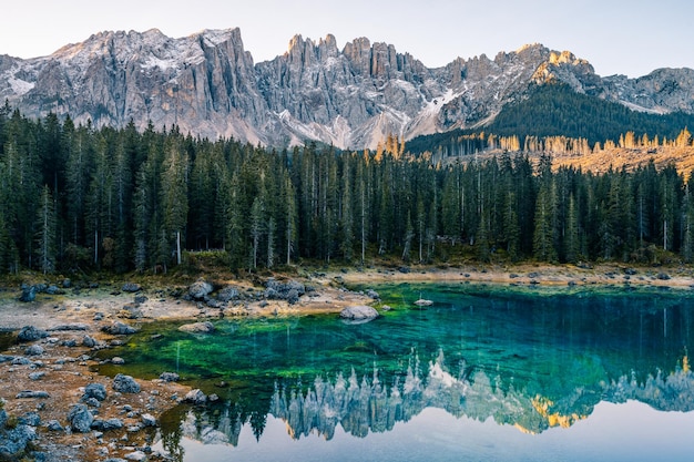 イタリア カレッザ・ドロミッツ湖のパノラマ景色