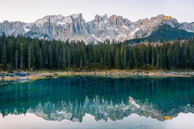 Foto vista panoramica del lago di carezza dolomiti italia