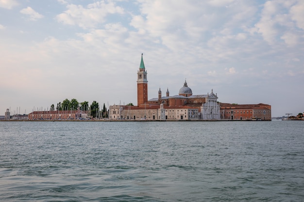 베니스(Venice) 시의 라구나 베네타(Laguna Veneta)와 멀리 산 조르지오 마조레 섬(San Giorgio Maggiore Island)의 탁 트인 전망. 여름 아침의 풍경과 극적인 푸른 하늘