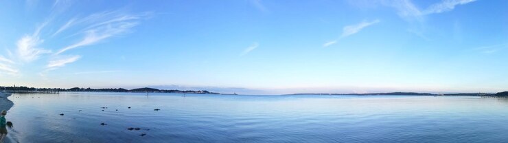 Photo 藍天背景下的湖泊全景