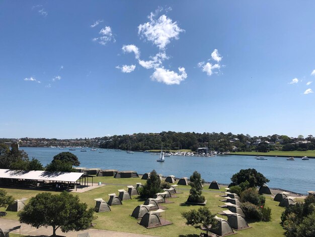 Photo panoramic view of lake against sky on sunny day