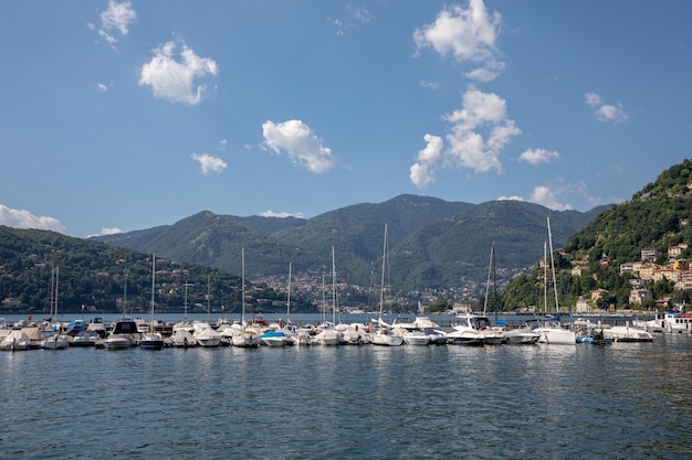 코모 호수(Lago di Como)의 탁 트인 전망은 이탈리아 롬바르디아의 빙하 기원 호수입니다. 여름날과 극적인 푸른 하늘