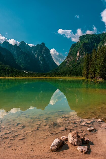 Photo panoramic view of lake dobbiaco  in the dolomites italy