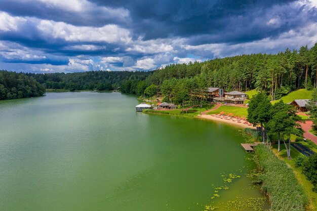 Photo panoramic view of the lake in the early spring morning near village walchwil. canton of zug, switzerland, europe.