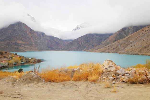 Панорамный вид на озеро Искандеркуль в Фанских горах Таджикистана с парой