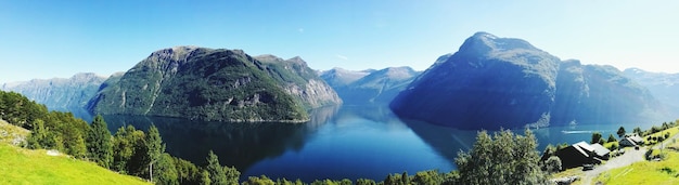 Photo panoramic view of lake and mountain range against sky