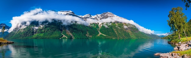 Photo panoramic view of lake and mountains against blue sky