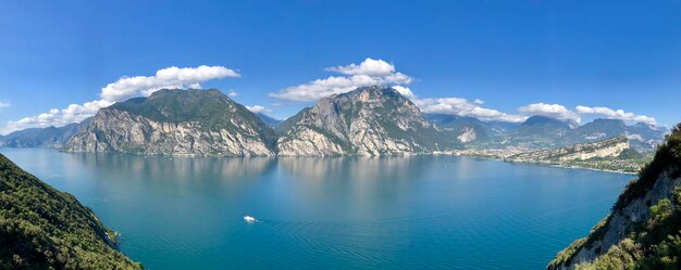 Foto vista panoramica del lago e delle montagne sul cielo blu