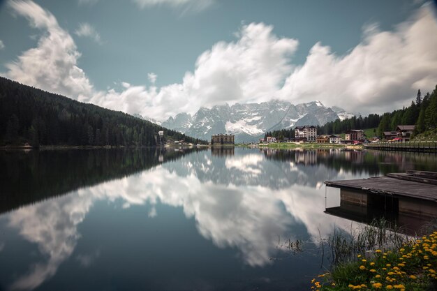 Photo panoramic view of lake and mountains against sky