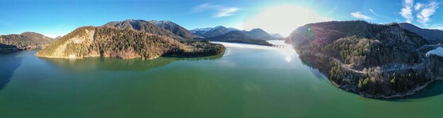 空の背景にある湖と山のパノラマ景色