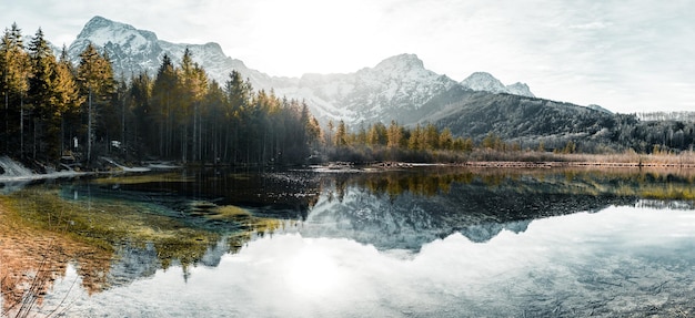 Photo panoramic view of a lake near the forest with mountain background