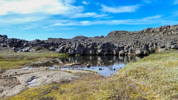 Foto vista panoramica del lago e delle rocce sul cielo