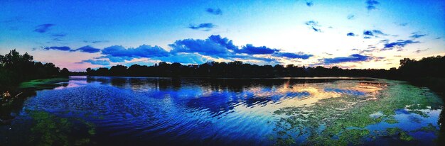 Foto vista panoramica del lago al tramonto