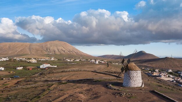 Foto vista panoramica della terra e delle montagne contro il cielo