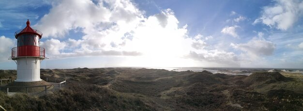 Foto vista panoramica del faro dal mare contro il cielo