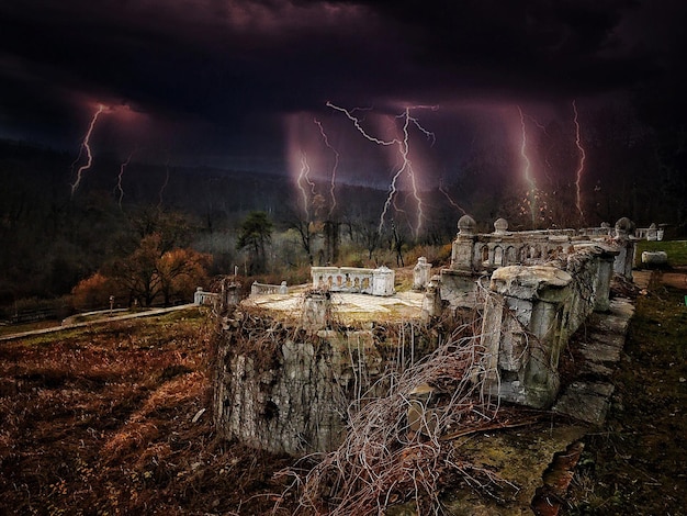 Foto vista panoramica del fulmine su un paesaggio illuminato di notte