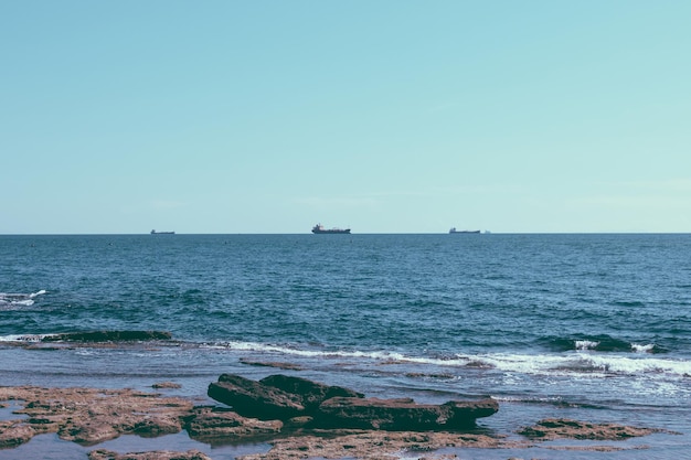 Photo panoramic view of ligurian sea from terrazza mascagni (mascagni terrace) on the western coast of tuscany in livorno city