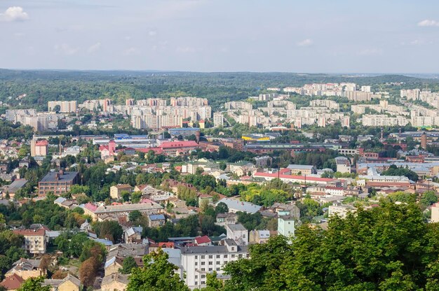 Панорамный вид Львова с горы в центре Жилая часть города с домами