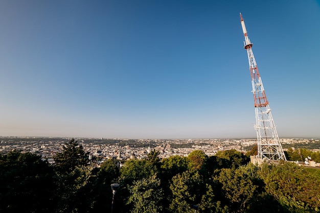 高い城からのリヴィウとテレビ塔のパノラマビュー