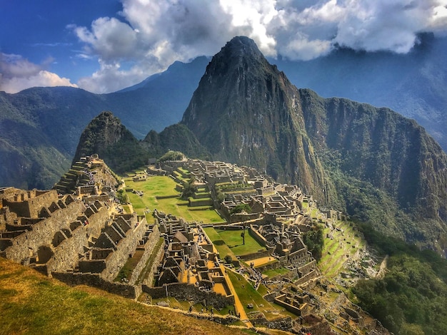 Foto vista panoramica di machu picchu contro un cielo nuvoloso