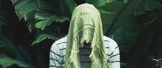 Photo panoramic view of man covering face with scarf