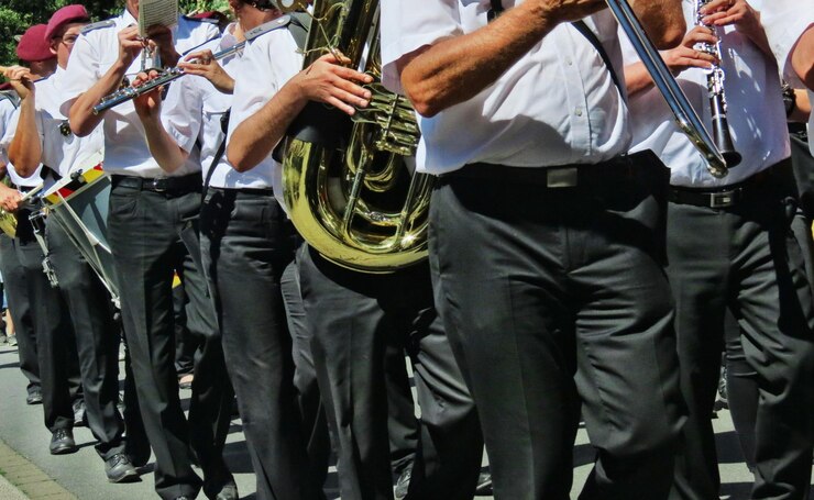 फोटो panoramic view of marching band on road