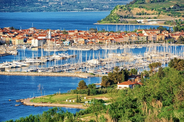Панорамный вид на пристань для яхт в Адриатическом море в рыбацкой деревне Изола, Словения