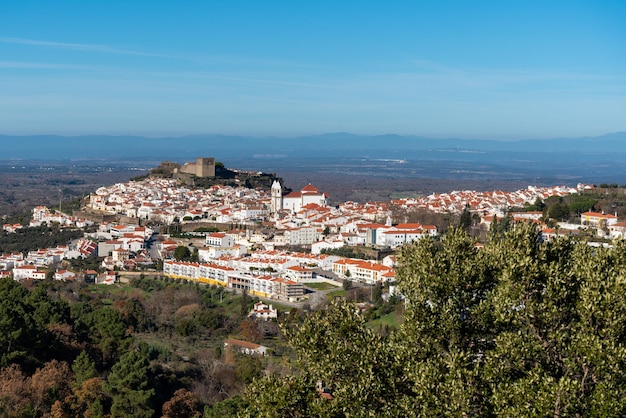 Vista panoramica della città medievale di castelo de vide in alentejo, portogallo.