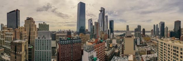 Панорамный вид на центр Манхэттена в Нью-Йорке в течение дня
