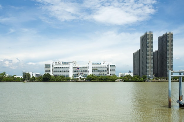 Vista panoramica di edifici moderni e vista sul fiume a nonthaburi