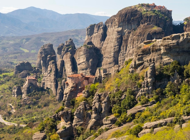 Панорамный вид на монастырь в горах Метеоры в Греции