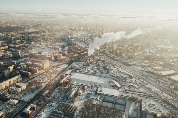 Панорамный вид на Москву. Город зимой, улицы и крыша в снегу.