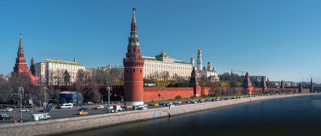Панорамный вид на Московский Кремль с Софийской набережной через реку. Россия, Москва ранней весной