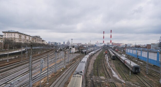 Foto vista panoramica della ferrovia di mosca alla fine dell'autunno