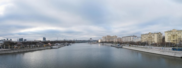 Панорамный вид на Московскую реку с моста осенью