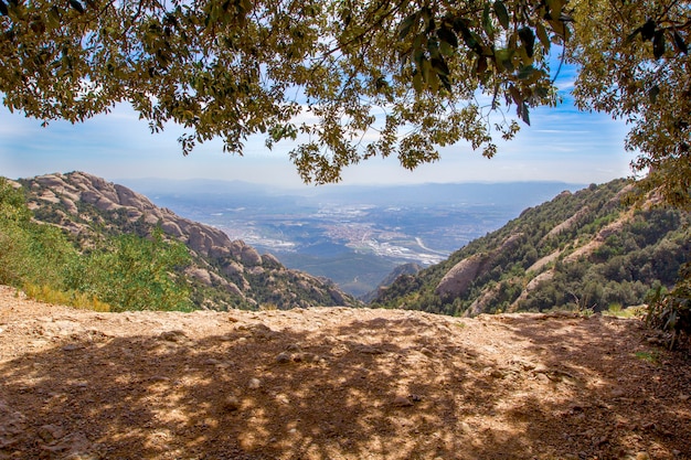 Vista panoramica del paesaggio di montagna dalla cima della collina in una giornata di sole primaverile. montagne di montserrat, spagna.