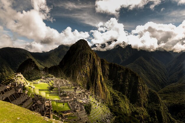 Photo panoramic view of a mountain range against cloudy sky