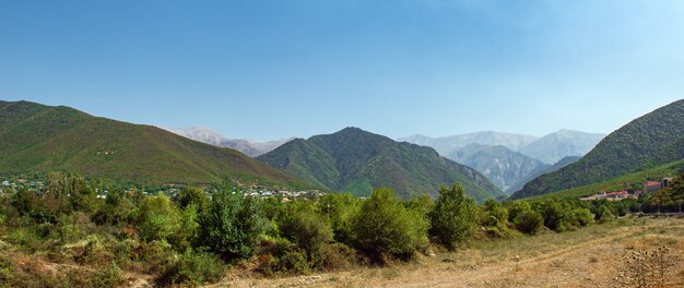 Панорамный вид на горный массив в городе Шеки