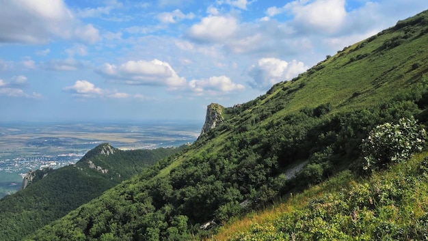 ベシュタウ山からの山の斜面と風景のパノラマ ビュー。ピャチゴルスク、ロシア。